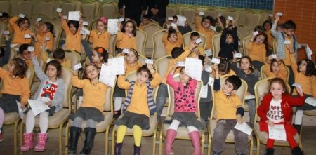 Feza'nın minik polisleri belgelerini aldı