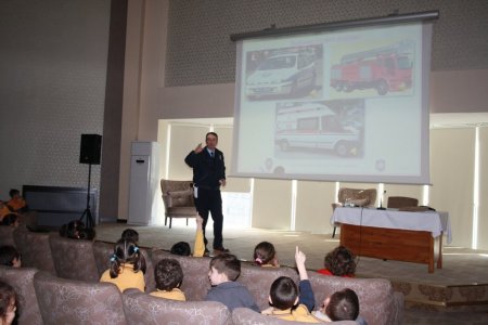 Feza'nın minik polisleri belgelerini aldı