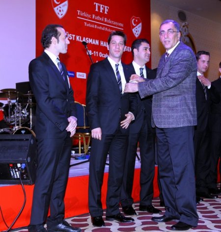 FIFA hakemlerine kokartları törenle takıldı