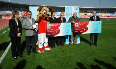 FIFA ve TFF heyeti Akdeniz Üniversitesi Stadyumu’nu inceledi