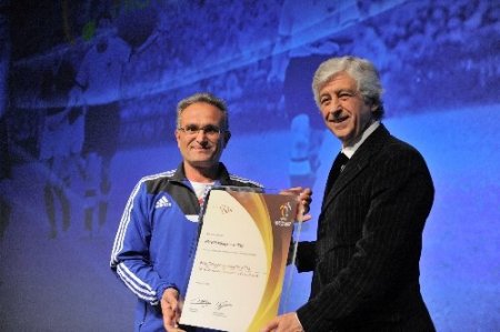 Fikret Kadıoğlu ödülünü aldı