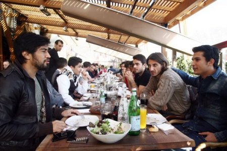 Filip Holosko, takım arkadaşlarına yemek verdi