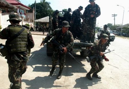 Filipinler'de Sıkı Yönetim: Onlarca Kişi Tutuklandı