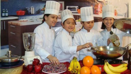 Filipinler’deki Türk Okulunun ‘minik Aşçıları’ Yemek Programında Yarıştı
