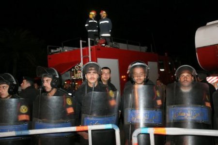 Filistin Konvoyu Ariş Limanı'nın Kapısını Kırdı