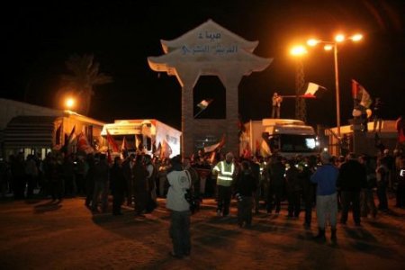 Filistin Konvoyu Ariş Limanı'nın Kapısını Kırdı