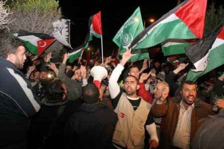 Filistin Konvoyuna Taşlı Saldırıda 40 Kişi Yaralandı