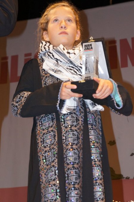 Filistinli cesur kız Tamimi'ye 'Hanzala Cesaret Ödülü' verildi