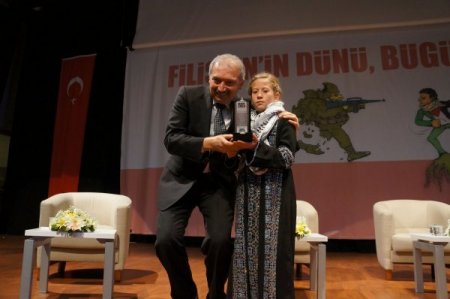 Filistinli cesur kız Tamimi'ye 'Hanzala Cesaret Ödülü' verildi