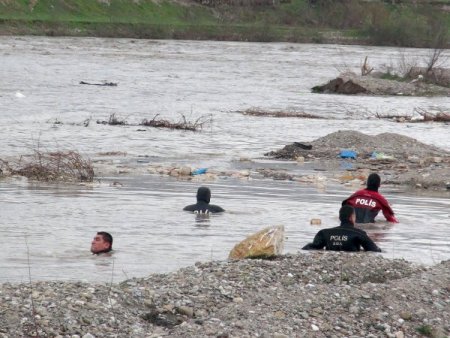 Filyos Çayında Kaybolan 15 Kişiyi Arama Çalışmaları Sürüyor