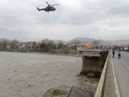 Filyos Çayında Kaybolan 15 Kişiyi Arama Çalışmaları Sürüyor