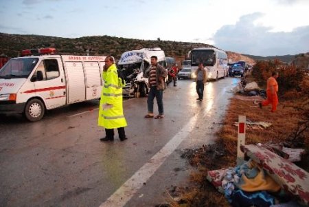 Fındık İşçilerini Taşıyan Minibüs Tıra Arkadan Çarptı: 3 Ölü 20 Yaralı