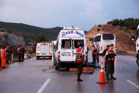 Fındık İşçilerini Taşıyan Minibüs Tıra Arkadan Çarptı: 3 Ölü 20 Yaralı