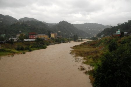 Fındıklı'da derler taştı, ev ve iş yerlerini su bastı