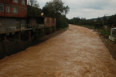 Fındıklı'daki sağanak ve heyelan maddi hasara sebep oldu