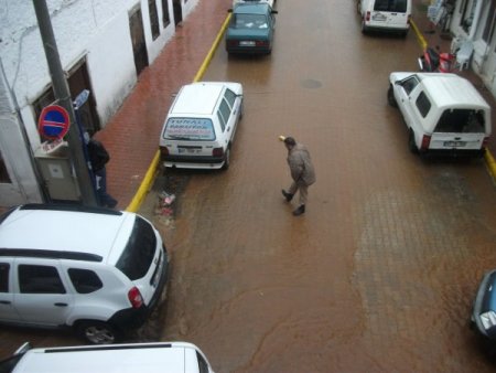 Finike'de sağanak yağış hayatı olumsuz etkiledi