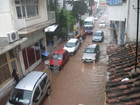 Finike'de sağanak yağış hayatı olumsuz etkiledi