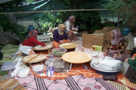 Finikeli Kadınlardan Fakir Öğrenciler Yararına Kermes