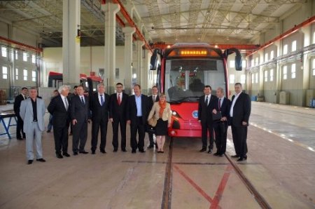 Finlandiya Büyükelçisi 'İpekböceği' isimli tramvayı inceledi