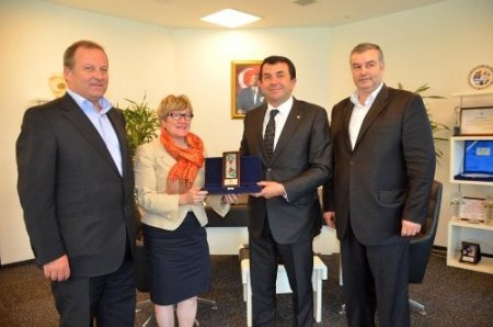 Finlandiya Büyükelçisi 'İpekböceği' isimli tramvayı inceledi