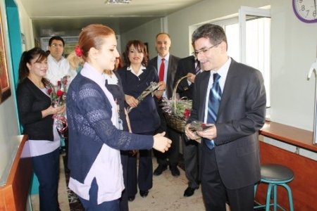 Fırat Üniversitesi Hastanesi hemşirelerine gül dağıtıldı