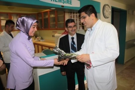 Fırat Üniversitesi Hastanesi hemşirelerine gül dağıtıldı