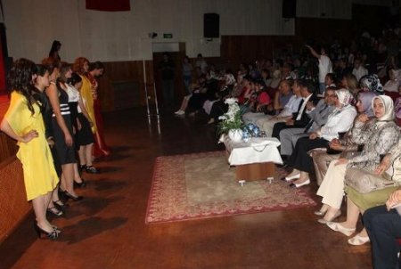 Fırat Üniversitesi öğrencileri tasarladığı kıyafetleri sergiledi