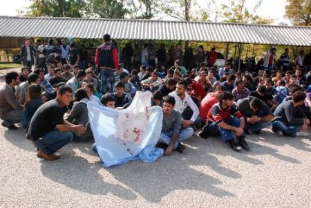 Fırat Üniversitesi'nde Bir Grup Öğrenci, Arkadaşlarının Darp Edilmesini Protesto Etti
