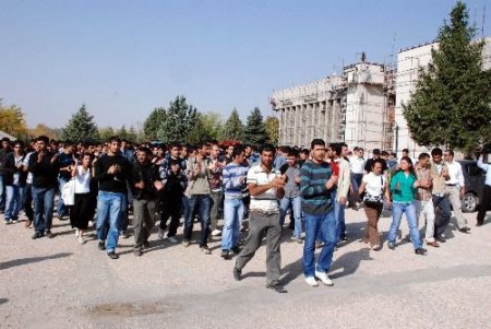 Fırat Üniversitesi'nde Bir Grup Öğrenci, Arkadaşlarının Darp Edilmesini Protesto Etti