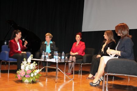 Fırat Üniversitesi’nde 'iş’te kadın' konulu açık oturum yapıldı