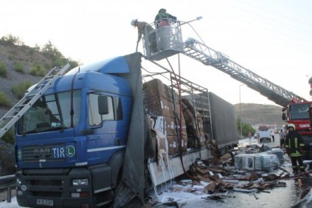 Fırın yüklü TIR'da yangın