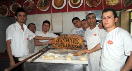 Fırında Çalışan İşçilerinden Pide Ve Izgaralı 1 Mayıs'ı Kutlaması