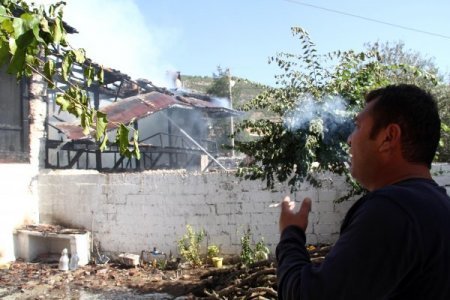 Fırının külleri iki evi kül etti