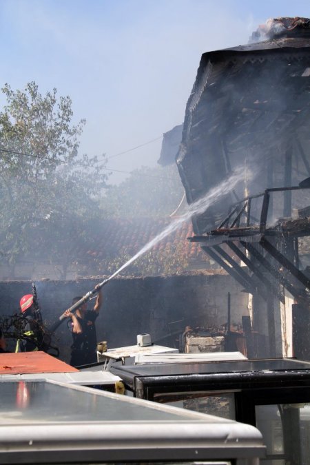 Fırının külleri iki evi kül etti