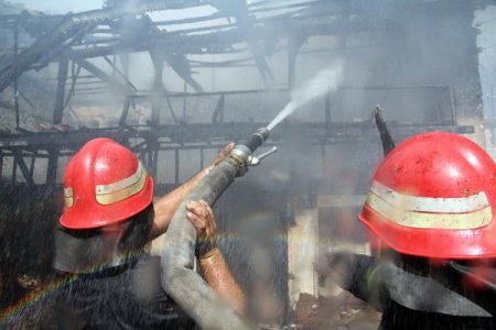 Fırının külleri iki evi kül etti