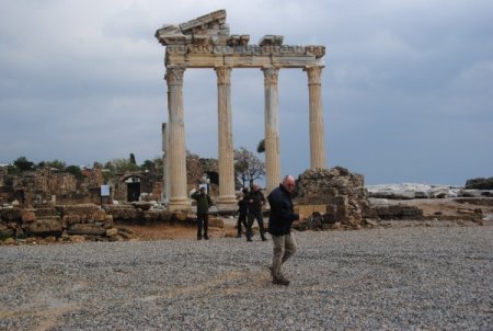 Fırtına, Apollon Tapınağı'nda hatıra fotoğrafı çektirmeyi zorlaştırıyor