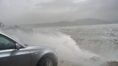 Fırtına, Eğirdir Gölü’nde Dev Dalgalar Oluşturdu
