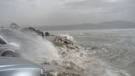 Fırtına, Eğirdir Gölü’nde Dev Dalgalar Oluşturdu