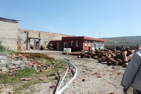 Fırtına, fabrikanın çatısını uçurdu