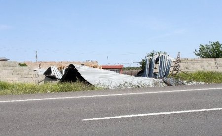 Fırtına, fabrikanın çatısını uçurdu