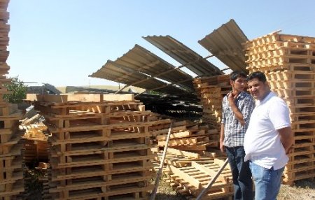 Fırtına, fabrikanın çatısını uçurdu