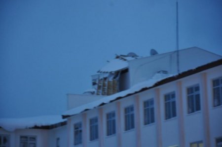 Fırtına, Tatvan’da ağaçları kökünden söktü, çatıları uçurdu