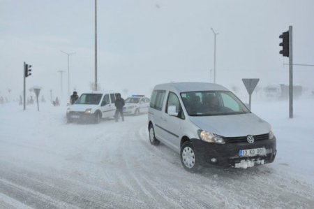 Fırtına, Tatvan’da ağaçları kökünden söktü, çatıları uçurdu