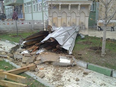 Fırtına Cami Minaresini Yıktı