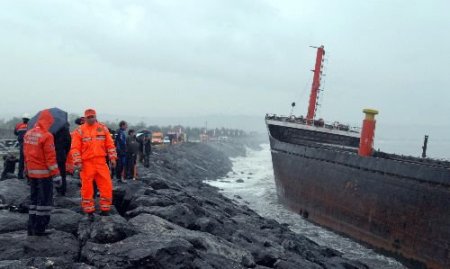 Fırtına Samsun'da Yük Gemisini Karaya Oturttu