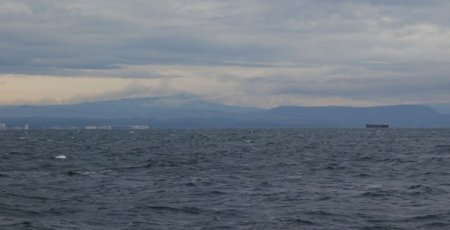 Fırtına sebebiyle gemiler Sarımsaklı sahili açıklarına demirledi