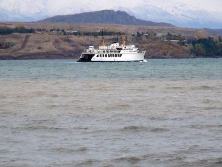 Fırtına Van Gölü'nde dev dalgalar oluşturdu