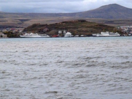 Fırtına Van Gölü'nde dev dalgalar oluşturdu