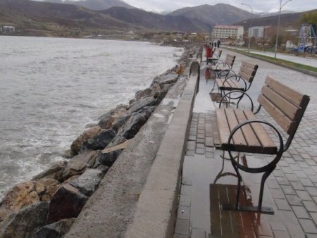 Fırtına Van Gölü'nde dev dalgalar oluşturdu