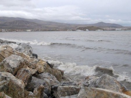 Fırtına Van Gölü'nde dev dalgalar oluşturdu